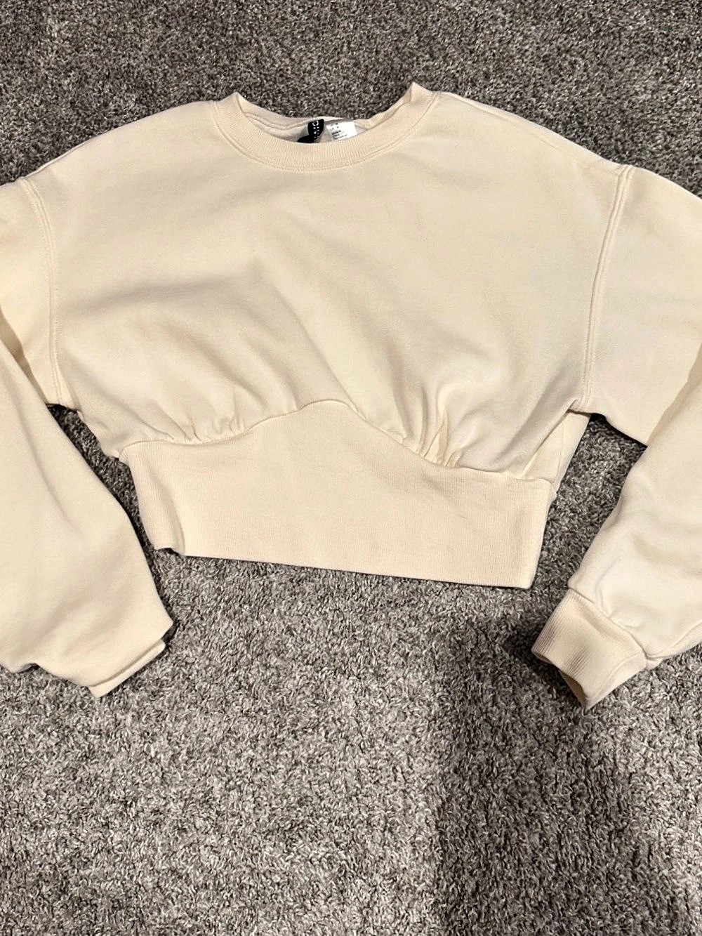 H&M Cropped Long Sleeve Top in Cream Size Medium Like New